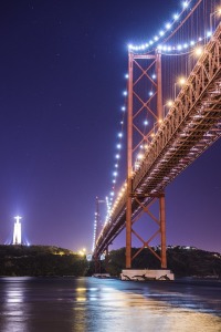 Vista nocturna puente "25 de abril" Lisboa Portugal